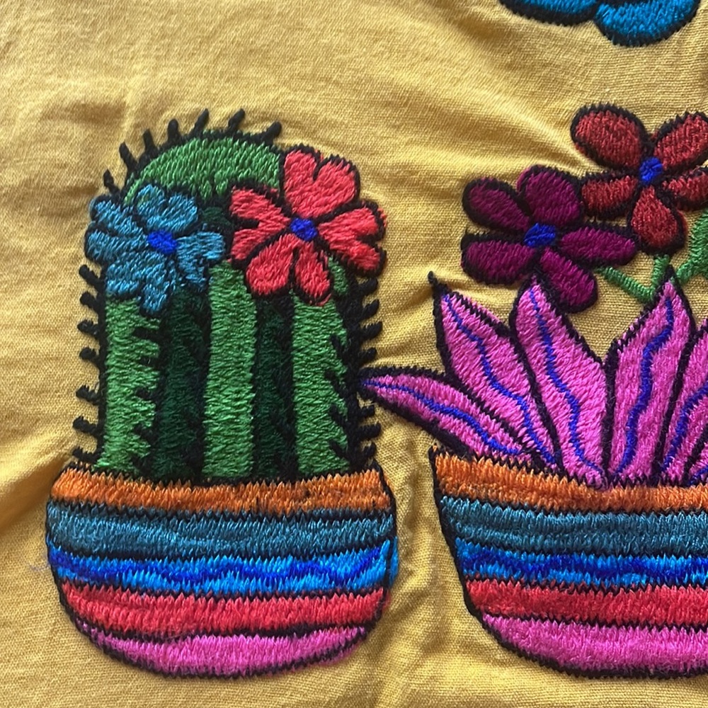 Mexican Embroidered blouse - Picture 2 of 8